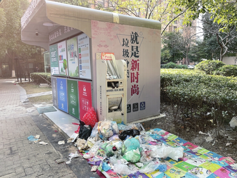 華辰嘉園小區(qū)垃圾分類投放不規(guī)范。